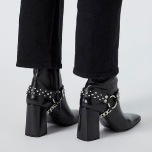 LEATHER HEELED BLACK BOOTS